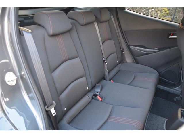 �㕔���Ȃ��A�Ë����邱�ƂȂ��A�^�]�ȁE����Ȃ̃u���b�N�N���X�ɐԃX�e�b�`���{���ꂽ�㎿�ȋ�ԁB