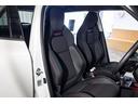 ホールド感の強いドライビングシート。シートスライドは前後に10mmずつ24段階の240mm、運転席シートリフターは上下に60mm調整でき、ドライバーの体格や好みに合わせたきめ細かい設定が可能。