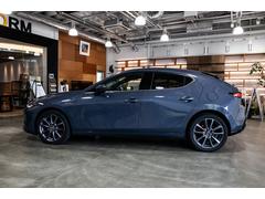 サイドから見るＭＡＺＤＡ３のリフレクション（光の反射）とキャリパペイント（レッド）がアクセントになっています。 2