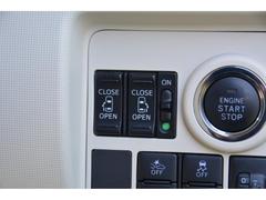 電動スライドドアがあれば、荷物を持ったまま車に乗り込むことも簡単。快適な乗降りをサポートします。 2