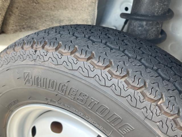 スタンダード 4WD 切り替え四駆 5速MT エアコン パワステ フロアマット ドアバイザー 荷台マット ゲートプロテクター 純正オーディオ ラジオ CD 保証書 シートスライド 純正ホイール 純正シフトノブ(7枚目)