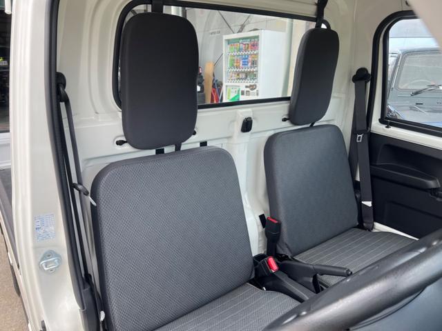 スタンダード 4WD 切り替え四駆 5速MT エアコン パワステ フロアマット ドアバイザー 荷台マット ゲートプロテクター 純正オーディオ ラジオ CD 保証書 シートスライド 純正ホイール 純正シフトノブ(9枚目)