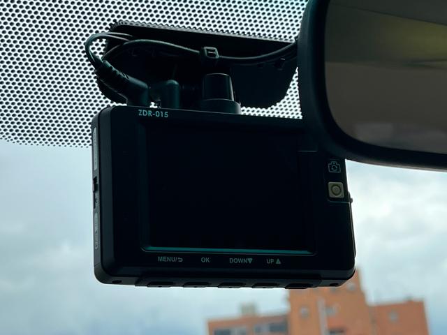 ヴェルファイア ２．４Ｚ　四駆　手洗い洗車歴　ＢＴナビ　リアフリップ　ドラレコ　Ｂカメラ　コーナーセンサー　ダッシュ割れ無し　オールオートウィンドウ　両側パワードア　純正アルミ　ＢＳタイヤ　ウッドコンビハンドル　８人乗り（29枚目）