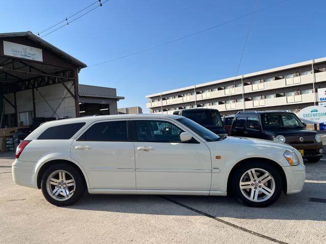 ダッジ・マグナム ＲＴ　ＨＥＭＩエンジン　Ｖ８エンジン　５７００ＣＣエンジン左ハンドル　本革シート　ＢＴナビ　バックカメラ　ＥＴＣ　アメ車　リアトランクトノカバー　本革巻きハンドル　シートヒーター（5枚目）