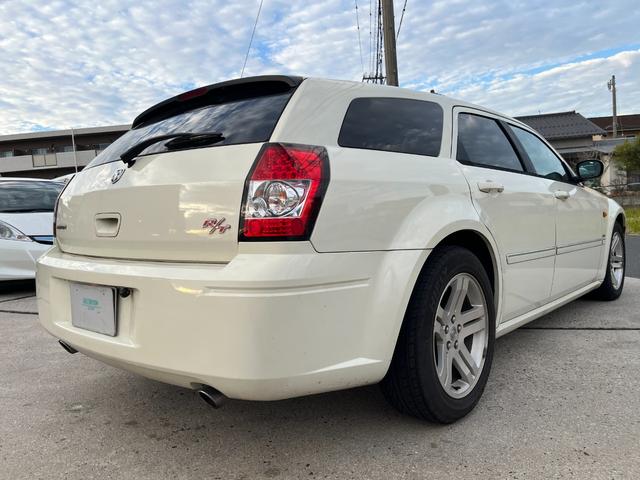 ダッジ・マグナム ＲＴ　ＨＥＭＩエンジン　Ｖ８エンジン　５７００ＣＣエンジン左ハンドル　本革シート　ＢＴナビ　バックカメラ　ＥＴＣ　アメ車　リアトランクトノカバー　本革巻きハンドル　シートヒーター（6枚目）