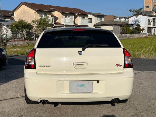 ダッジ・マグナム ＲＴ　ＨＥＭＩエンジン　Ｖ８エンジン　５７００ＣＣエンジン左ハンドル　本革シート　ＢＴナビ　バックカメラ　ＥＴＣ　アメ車　リアトランクトノカバー　本革巻きハンドル　シートヒーター（7枚目）