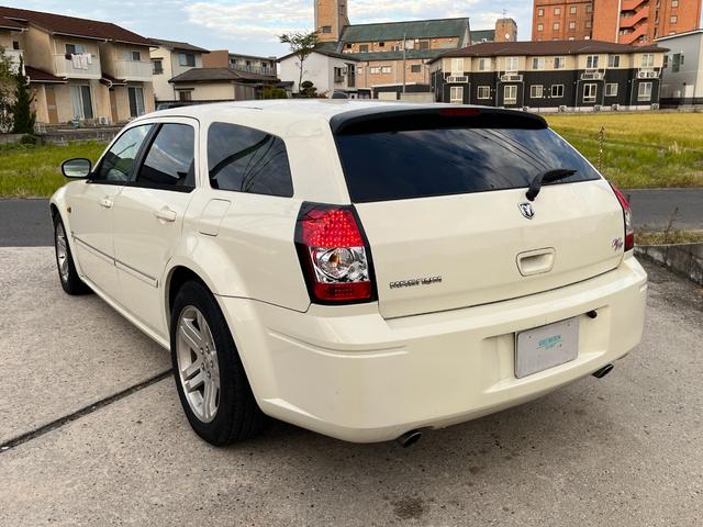 ダッジ・マグナム ＲＴ　ＨＥＭＩエンジン　Ｖ８エンジン　５７００ＣＣエンジン左ハンドル　本革シート　ＢＴナビ　バックカメラ　ＥＴＣ　アメ車　リアトランクトノカバー　本革巻きハンドル　シートヒーター（9枚目）