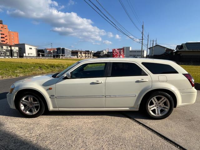 ダッジ・マグナム ＲＴ　ＨＥＭＩエンジン　Ｖ８エンジン　５７００ＣＣエンジン左ハンドル　本革シート　ＢＴナビ　バックカメラ　ＥＴＣ　アメ車　リアトランクトノカバー　本革巻きハンドル　シートヒーター（10枚目）