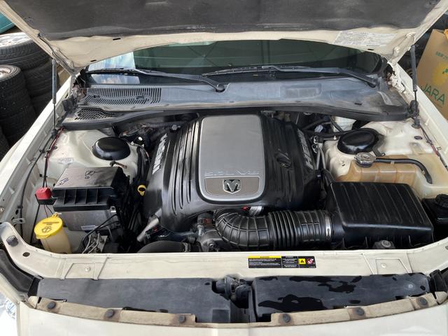 ダッジ・マグナム ＲＴ　ＨＥＭＩエンジン　Ｖ８エンジン　５７００ＣＣエンジン左ハンドル　本革シート　ＢＴナビ　バックカメラ　ＥＴＣ　アメ車　リアトランクトノカバー　本革巻きハンドル　シートヒーター（11枚目）