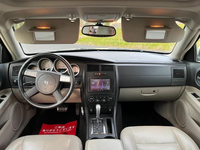 ダッジ・マグナム ＲＴ　ＨＥＭＩエンジン　Ｖ８エンジン　５７００ＣＣエンジン左ハンドル　本革シート　ＢＴナビ　バックカメラ　ＥＴＣ　アメ車　リアトランクトノカバー　本革巻きハンドル　シートヒーター（17枚目）