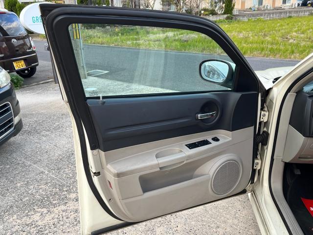 ダッジ・マグナム ＲＴ　ＨＥＭＩエンジン　Ｖ８エンジン　５７００ＣＣエンジン左ハンドル　本革シート　ＢＴナビ　バックカメラ　ＥＴＣ　アメ車　リアトランクトノカバー　本革巻きハンドル　シートヒーター（18枚目）