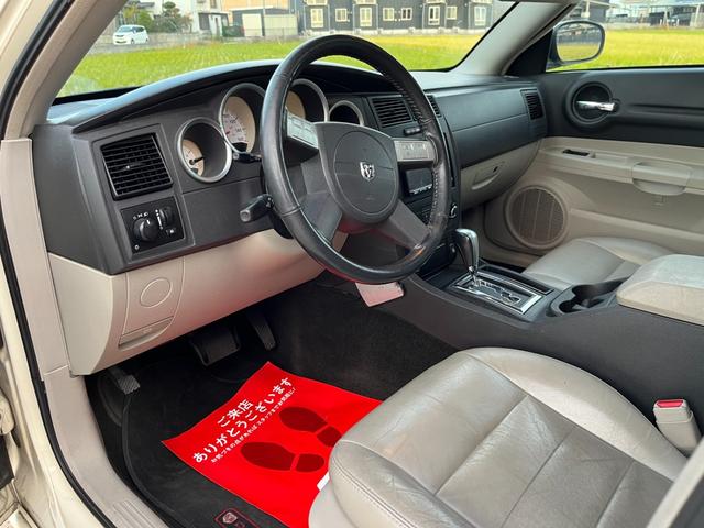ダッジ・マグナム ＲＴ　ＨＥＭＩエンジン　Ｖ８エンジン　５７００ＣＣエンジン左ハンドル　本革シート　ＢＴナビ　バックカメラ　ＥＴＣ　アメ車　リアトランクトノカバー　本革巻きハンドル　シートヒーター（20枚目）
