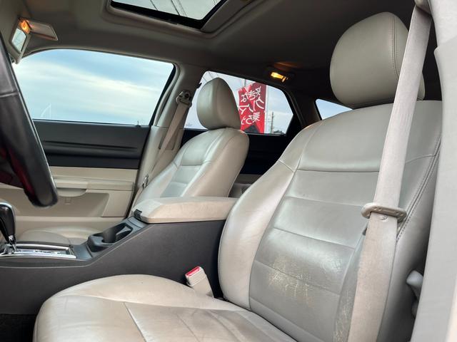 ダッジ・マグナム ＲＴ　ＨＥＭＩエンジン　Ｖ８エンジン　５７００ＣＣエンジン左ハンドル　本革シート　ＢＴナビ　バックカメラ　ＥＴＣ　アメ車　リアトランクトノカバー　本革巻きハンドル　シートヒーター（22枚目）