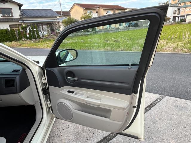 ダッジ・マグナム ＲＴ　ＨＥＭＩエンジン　Ｖ８エンジン　５７００ＣＣエンジン左ハンドル　本革シート　ＢＴナビ　バックカメラ　ＥＴＣ　アメ車　リアトランクトノカバー　本革巻きハンドル　シートヒーター（29枚目）