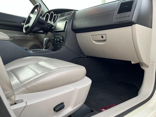 ダッジ・マグナム ＲＴ　ＨＥＭＩエンジン　Ｖ８エンジン　５７００ＣＣエンジン左ハンドル　本革シート　ＢＴナビ　バックカメラ　ＥＴＣ　アメ車　リアトランクトノカバー　本革巻きハンドル　シートヒーター（31枚目）