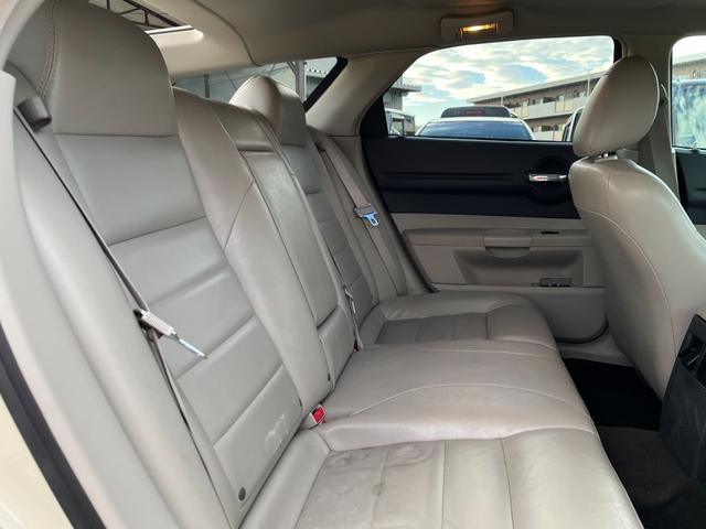 ダッジ・マグナム ＲＴ　ＨＥＭＩエンジン　Ｖ８エンジン　５７００ＣＣエンジン左ハンドル　本革シート　ＢＴナビ　バックカメラ　ＥＴＣ　アメ車　リアトランクトノカバー　本革巻きハンドル　シートヒーター（39枚目）