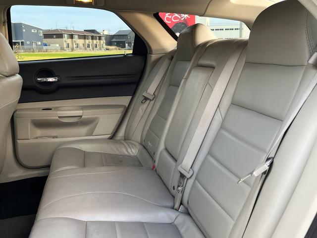 ダッジ・マグナム ＲＴ　ＨＥＭＩエンジン　Ｖ８エンジン　５７００ＣＣエンジン左ハンドル　本革シート　ＢＴナビ　バックカメラ　ＥＴＣ　アメ車　リアトランクトノカバー　本革巻きハンドル　シートヒーター（40枚目）