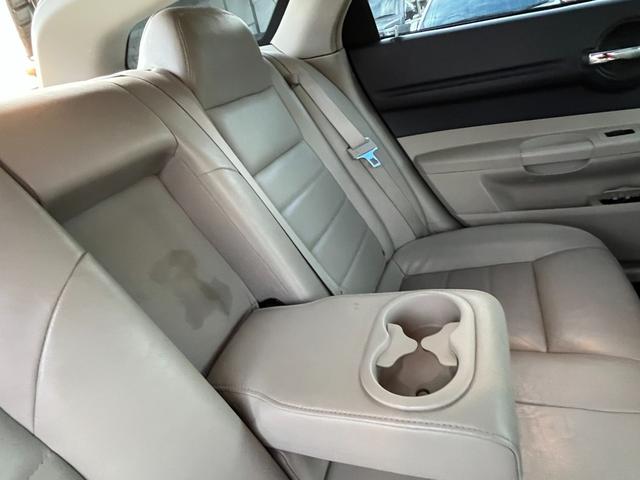 ダッジ・マグナム ＲＴ　ＨＥＭＩエンジン　Ｖ８エンジン　５７００ＣＣエンジン左ハンドル　本革シート　ＢＴナビ　バックカメラ　ＥＴＣ　アメ車　リアトランクトノカバー　本革巻きハンドル　シートヒーター（41枚目）