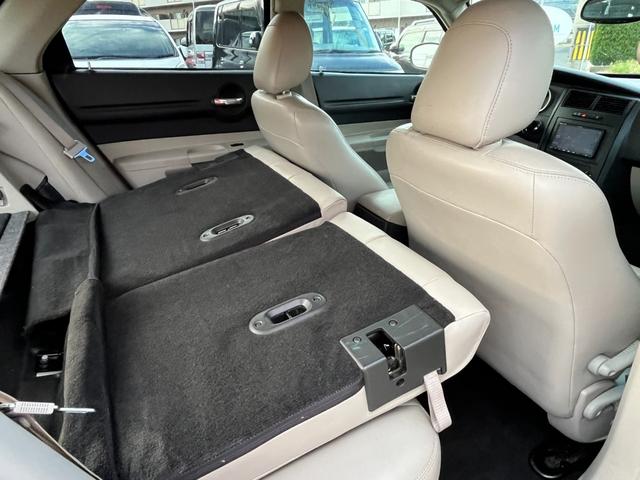 ダッジ・マグナム ＲＴ　ＨＥＭＩエンジン　Ｖ８エンジン　５７００ＣＣエンジン左ハンドル　本革シート　ＢＴナビ　バックカメラ　ＥＴＣ　アメ車　リアトランクトノカバー　本革巻きハンドル　シートヒーター（44枚目）