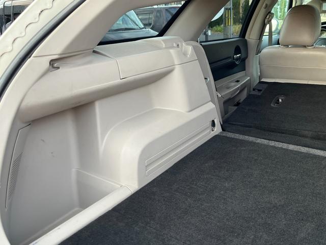 ダッジ・マグナム ＲＴ　ＨＥＭＩエンジン　Ｖ８エンジン　５７００ＣＣエンジン左ハンドル　本革シート　ＢＴナビ　バックカメラ　ＥＴＣ　アメ車　リアトランクトノカバー　本革巻きハンドル　シートヒーター（49枚目）