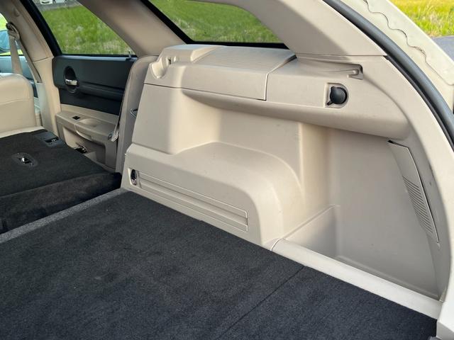 ダッジ・マグナム ＲＴ　ＨＥＭＩエンジン　Ｖ８エンジン　５７００ＣＣエンジン左ハンドル　本革シート　ＢＴナビ　バックカメラ　ＥＴＣ　アメ車　リアトランクトノカバー　本革巻きハンドル　シートヒーター（50枚目）