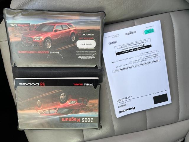 ダッジ・マグナム ＲＴ　ＨＥＭＩエンジン　Ｖ８エンジン　５７００ＣＣエンジン左ハンドル　本革シート　ＢＴナビ　バックカメラ　ＥＴＣ　アメ車　リアトランクトノカバー　本革巻きハンドル　シートヒーター（77枚目）