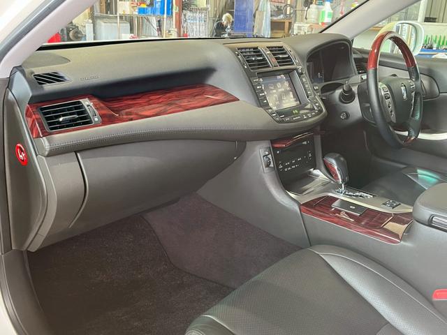 クラウンハイブリッド Ｇパッケージ　ナイトビューシステム　ヘッドライトＡＳＳＹ新品　４席シートヒーターＤＶＤ　本革パワーシート　車高調　アダプティブクルーズ　リア席パワーシート　前後プリクラセーフティ　前後ソナー　サイドモニター（35枚目）