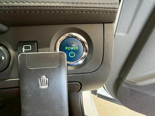 クラウンハイブリッド Ｇパッケージ　ナイトビューシステム　ヘッドライトＡＳＳＹ新品　４席シートヒーターＤＶＤ　本革パワーシート　車高調　アダプティブクルーズ　リア席パワーシート　前後プリクラセーフティ　前後ソナー　サイドモニター（60枚目）