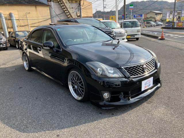 クラウン ２．５アスリート　アニバーサリーエディション　サンルーフ・黒革パワーシート・ＴＥＩＮ車高調・社外１９インチアルミ・社外エアロ＆４本出しマフラー・フルセグＨＤＤナビ・Ｂｌｕｅｔｏｏｔｈ・オートクルーズ・シートクーラー！（8枚目）