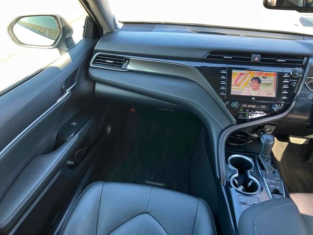 カムリ WSレザーパッケージ グー故障診断実施済(エラーなし) TRDフルエアロ TRDグリル 純正ナビ JBLサウンド ブラインドスポットモニター パワーシート ドライブレコーダー レザーシート バックカメラ 専用トランクマット(12枚目)