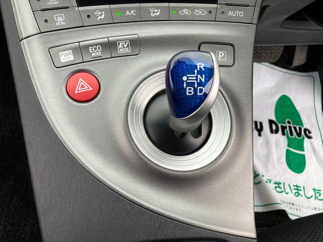 プリウス S バックカメラ 障害物センサー 社外メモリーナビ Bluetooth接続 ETC CD・DVD再生 オートエアコン 純正アルミホイール パワーウィンドウ 電動格納ミラー スマートキー プッシュスタート(31枚目)
