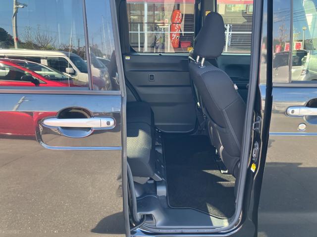 ■バックカメラ付き■バックする際に後方の様子をカーナビに表示してくれます！運転席にいながら後方確認が出来るので、バック駐車がスムーズに行えます