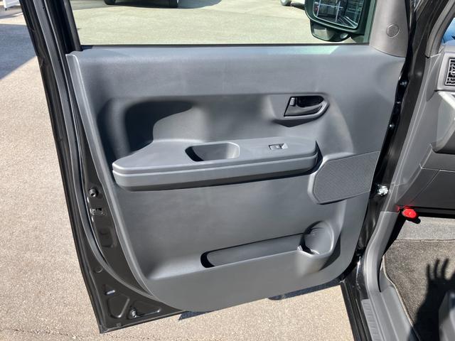 後部座席も当然、綺麗・清潔に仕上げております。内装の綺麗なお車は気持ちが良いですし、コンディションのいい車が多いです。前のユーザーが丁寧に使っていた証拠です。