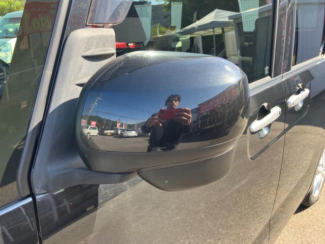 両側スライドドアー、ご年配の方やお子様まで乗り降り楽々です。開閉時の幅もスウィング式ドアーに比べ少なくてお隣の車に当ててしまう事も無くて安心です！