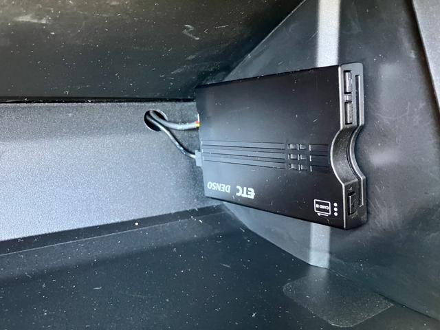 ヘッドライトでは光のあたりにくい足元をやさしく照らします。霧や雨の時には、特に重宝しますよ。