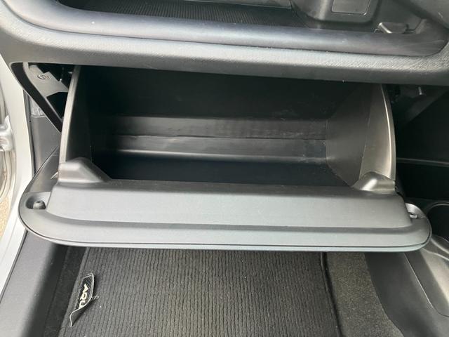 後部座席も当然、綺麗・清潔に仕上げております。内装の綺麗なお車は気持ちが良いですし、コンディションのいい車が多いです。前のユーザーが丁寧に使っていた証拠です。