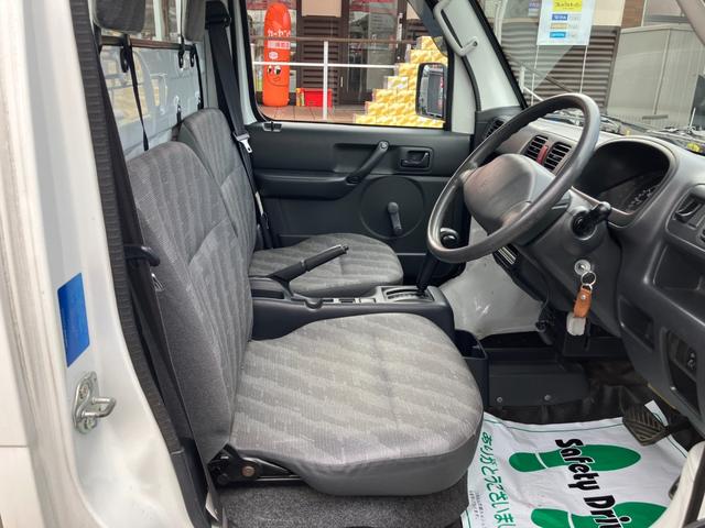 スクラムトラック 　オートマ車　エアコン　純正ラジオデッキ　パワーステアリング　ハロゲンランプ　トラック　　積載量３５０ｋｇ（10枚目）