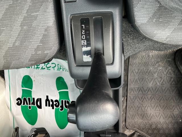 スクラムトラック 　オートマ車　エアコン　純正ラジオデッキ　パワーステアリング　ハロゲンランプ　トラック　　積載量３５０ｋｇ（20枚目）