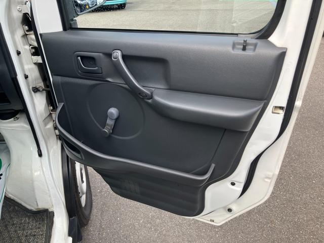 スクラムトラック 　オートマ車　エアコン　純正ラジオデッキ　パワーステアリング　ハロゲンランプ　トラック　　積載量３５０ｋｇ（21枚目）