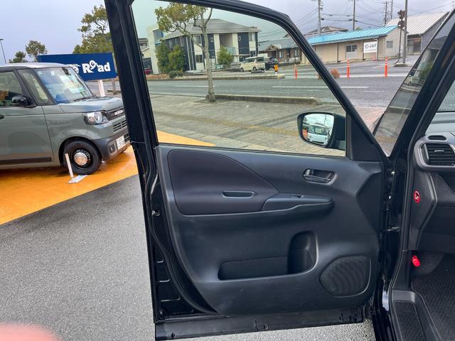 セレナ ｅ－パワー　ハイウェイスターＶ　ＬＥＤオートライト　コーナーセンサー　オートホールド　両側パワースライドドア　純正１０インチナビ　純正フリップダウン　ＥＴＣ　Ｂｌｕｅｔｏｏｔｈ　録音　アラウンドビュー（22枚目）