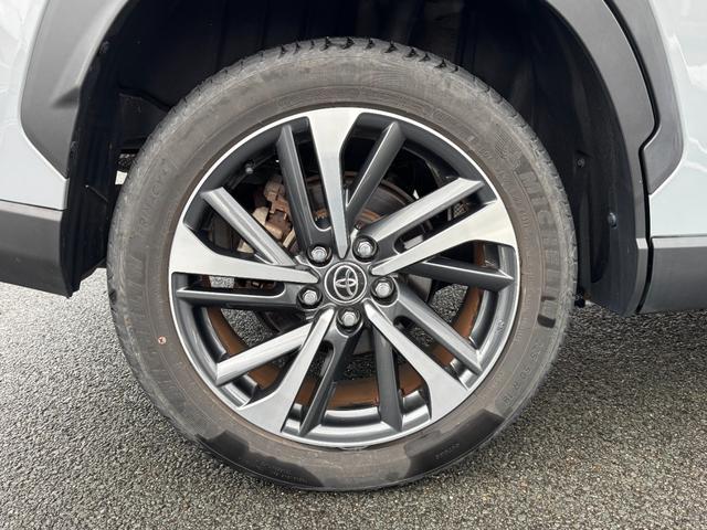 カローラクロス ハイブリッド　Ｚ　コーナーセンサー　ルーフレール　パワーシート　シートヒーター　パワーバックドア　純正ディスプレイオーディオ　ＵＳＢ　Ｂｌｕｅｔｏｏｔｈ　ｃａｒｐｌａｙ　アラウンドビューモニター（12枚目）