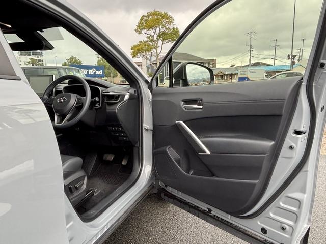 カローラクロス ハイブリッド　Ｚ　コーナーセンサー　ルーフレール　パワーシート　シートヒーター　パワーバックドア　純正ディスプレイオーディオ　ＵＳＢ　Ｂｌｕｅｔｏｏｔｈ　ｃａｒｐｌａｙ　アラウンドビューモニター（16枚目）