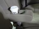 リヤセンターアームレストは便利なカップホルダー付きです。
