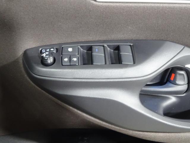 ヤリスクロス ハイブリッドＺ　ディスプレイオーディオ　ミュージックプレイヤー接続可　バックカメラ　衝突被害軽減システム　クルーズコントロール　ＥＴＣ　ドラレコ　スマートキー　シートヒーター　ＬＥＤヘッドランプ　純正アルミ（40枚目）