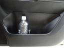 運転席ドアのドリンクホルダーと小物入れ。