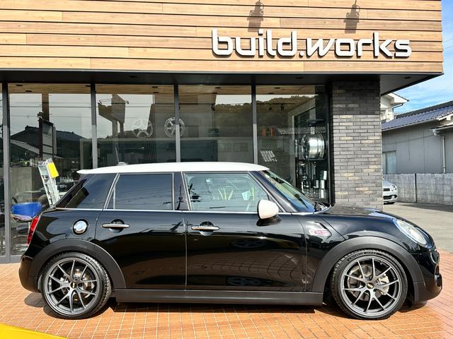 MINI クーパーS BBSRI-A18インチ KW車高調 レムスマフラー ユニオンジャックテールランプ サイドウィンカー シートカバー セルスターレーダー ドラレコ ツートンルーフミラー 車検2年付(16枚目)