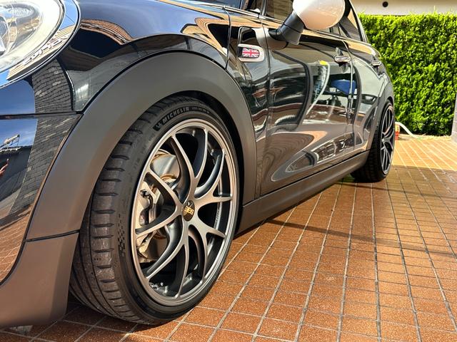 MINI クーパーS BBSRI-A18インチ KW車高調 レムスマフラー ユニオンジャックテールランプ サイドウィンカー シートカバー セルスターレーダー ドラレコ ツートンルーフミラー 車検2年付(27枚目)
