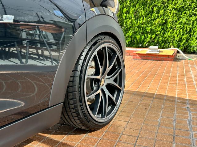 MINI クーパーS BBSRI-A18インチ KW車高調 レムスマフラー ユニオンジャックテールランプ サイドウィンカー シートカバー セルスターレーダー ドラレコ ツートンルーフミラー 車検2年付(28枚目)