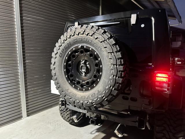 ジープ・ラングラーアンリミテッド アルティテュード　３７インチＯＰＥＮ　ＣＯＵＮＴＲＹ　ｋｍｃ　ＫＭ５２９ＨＯＬＬＳＨＯＴ　ＲＯＵＧＨ　ＣＯＵＮＴＲＹサスペンション　ステダン　ラテラル　　インテーク　ＸＲＣカンガルーバンパー　マフラー　ヒッチ　クランプ（13枚目）