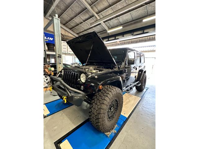 ジープ・ラングラーアンリミテッド アルティテュード　３７インチＯＰＥＮ　ＣＯＵＮＴＲＹ　ｋｍｃ　ＫＭ５２９ＨＯＬＬＳＨＯＴ　ＲＯＵＧＨ　ＣＯＵＮＴＲＹサスペンション　ステダン　ラテラル　　インテーク　ＸＲＣカンガルーバンパー　マフラー　ヒッチ　クランプ（14枚目）